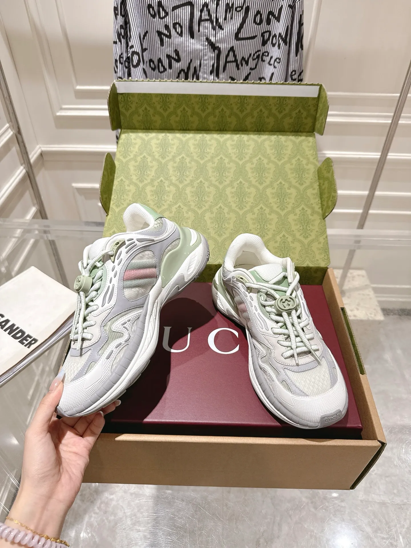 👟👟Ex-factory price 980👟👟Upgraded version with airplane case Gucci Gucci 25ss hot new style couple style retro sports shoes dad shoes This Gucci 2.0 reinterprets the brand's iconic striped webbing elements. This new interpretation of iconic details uses EVA thick soles with a smart silhouette, bringing a stable and comfortable wearing experience. Delivered in exquisite packaging. Fabric: Made of original imported cowhide/technical fabric. Inner foot pad: Breathable mesh. Heel height: 4cm. Sole: Original customized ultra-light foam rubber outsole. Size: 35-45 (women's size 40, men's size 45, custom-made, non-returnable)